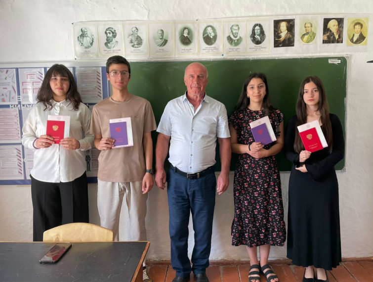 Торжественное вручение аттестатов выпускникам 9-го класса.